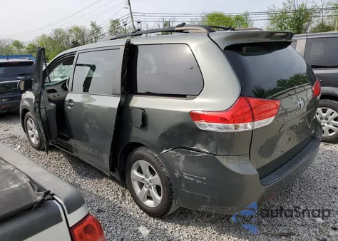 2013 Toyota Sienna Le z USA, uszkodzony, nr VIN 5TDKK3DC2DS342481